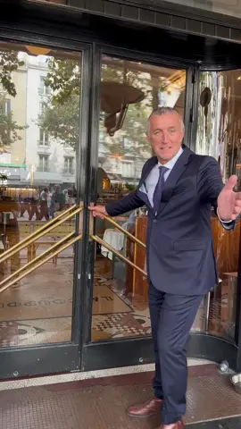 Bienvenue à La Coupole ! Venez flâner, observer, vous imprégner… Un lieu où les conversations murmurent avec les fresques, où chaque table a ses histoires, et où l’on se sent toujours bienvenu, comme chez soi. #lacoupole #brasserieparisienne #paris14 #montparnasse #lesbrasseriescestparis