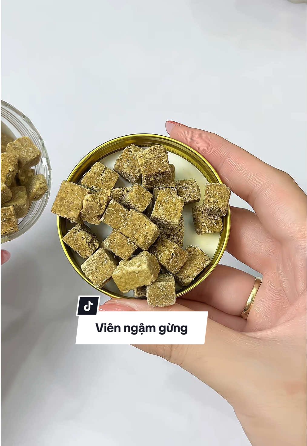 Thời tiết sắp lạnh rồi nhà nào cũng nên có sẵn một hộp viên ngậm gừng nha. #changreview23 #vienngamgung #vienngamgungkyson #viengunggio #review 