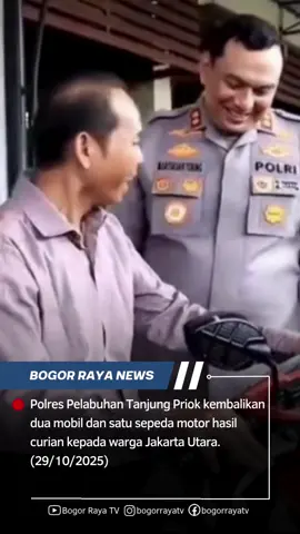 Polres Pelabuhan Tanjung Priok mengembalikan dua mobil dan satu sepeda motor hasil curian kepada warga Jakarta Utara. Kendaraan tersebut sebelumnya dicuri oleh dua pelaku yang kini telah berhasil ditangkap oleh Satreskrim Polres Pelabuhan Tanjung Priok. Pemilik rental mobil, Sirajudin, mengaku bersyukur karena dua mobil miliknya yang sempat dijual pelaku ke Lampung dan Madura berhasil ditemukan dalam kondisi lengkap dan dikembalikan tanpa biaya. Sementara itu, Agus Budhiono, korban lainnya, menerima kembali sepeda motor miliknya yang digunakan untuk berdagang dan mengantar anak cucunya. Ia mengucapkan terima kasih kepada pihak kepolisian atas pengembalian kendaraan secara gratis tersebut. Kapolres Pelabuhan Tanjung Priok AKBP Martuasah Hermindo Tobing mengimbau masyarakat untuk tidak ragu melapor jika mengalami tindak pidana atau membutuhkan bantuan kepolisian. Ia menegaskan komitmen jajarannya untuk terus hadir dan membantu masyarakat. #polrestanjungpriok #jakartautara #pengembalianbarangcurian #satreskrim #kapolrestanjungpriok    