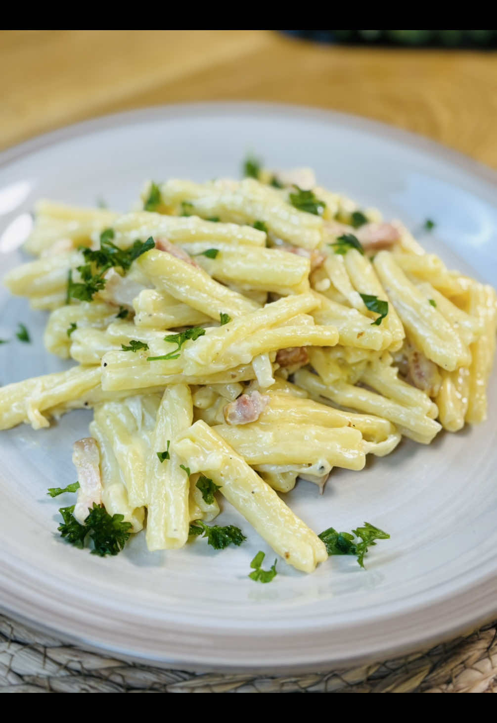 Придумай название этому блюду …  Ингредиенты:  - Макароны (казаречче) - Копченная свиная грудинка  - Сыр Бри  - Плавленый сыр  - Сливки 10%  - Черный перец  - Чеснок  - Соль  - Зелень  Всем приятного аппетита 😋  #антоннекрасов #рецепт #паста #макароныссыром #готовимдома 