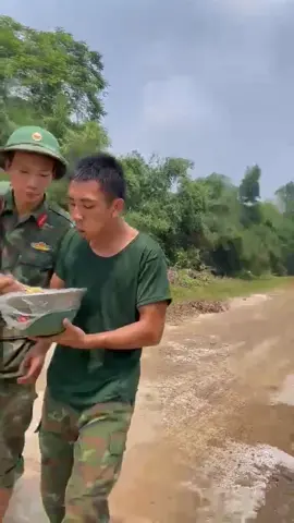 Đói thì ăn gì chả ngon #CapCut #xuhuớng #NGĐ #bộđộicụhồ #ngaylamviecvuive 