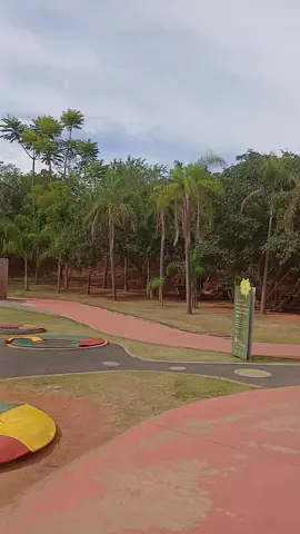 Jundiaí SP !  Se você estiver pela região  e quer tirar um tempinho pra descansar e passear com a família  não  deve de conhecer o Mundo das Crianças! lá é  um espaço aberto gigantesco  excelente para caminhadas, passeios de bike, skates, jogar , brincar , realizar atividades  físicas,  fazer piquenique,  relaxar nas espreguiçadeiras,  tomar um banho de cachoeira  brincar nas fontes e muito mais ! 