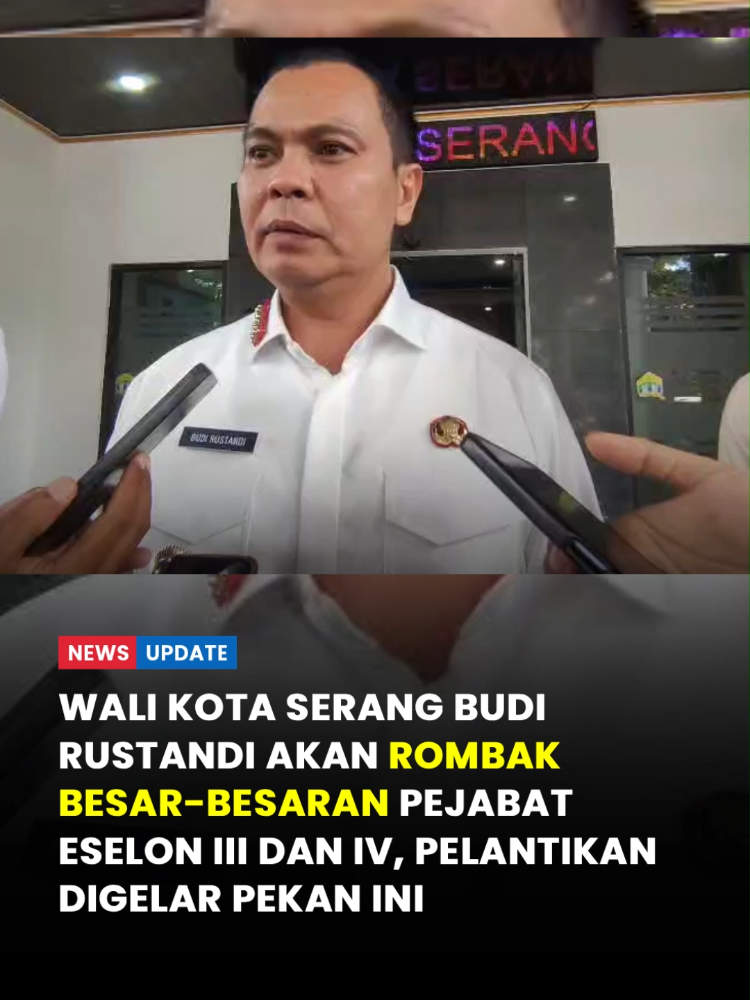 Pemerintah Kota (Pemkot) Serang akan melakukan perombakan besar-besaran terhadap susunan pejabat eselon III dan IV pada akhir pekan ini. Wali Kota Serang, Budi Rustandi, memastikan pelantikan pejabat di dua level eselon tersebut akan dilaksanakan pada Jumat mendatang. Budi menjelaskan, kekosongan sejumlah jabatan eselon III selama ini terjadi karena adanya proses administrasi yang harus menyesuaikan dengan pertimbangan teknis (pertek) dari pemerintah pusat. “Itu kan mau dilantik Jumat. Yang lama ngurus proses di atas, terus ada pertek yang lama bekas BJ. Itu mengganggu juga, sampai ada yang nanti kita tahan karena enggak bersuaian dengan pertek yang terbaru karena sudah expire,” ujarnya, Rabu (29/10/2025). Baca selengkapnya di Tribunbanten.com Reporter: Muhamad Rifky Juliana #viral #viralbanten #beritabanten #beritaserang #beritacilegon #beritalebak #beritapandeglang #viralmedsos