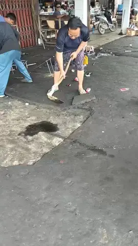 jika kalian pikir orang2 ini sedang membersihkan aspal kalian salah 😅 ternyata saking lama nya bengkel ini beroperasi sampai tebal kotoran sisa-sisa oli dan tanah di bengkel tersebut ..  #fyp #fyppppppppppppppppppppppp #trendingtiktok #viral #bengkel 