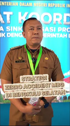 Strategi zero accident MBG di Bengkulu Selatan Pemerintah Kabupaten Bengkulu Selatan terus berupaya memastikan pelaksanaan program Makan Bergizi Gratis (MBG) berjalan aman dan lancar tanpa insiden.  Kepala Bappeda Litbang Bengkulu Selatan, Fikri Aljauhari, menegaskan bahwa daerahnya menerapkan strategi “Zero Accident” atau tanpa kejadian keracunan maupun kendala distribusi dalam pelaksanaan program tersebut. Ia menyampaikan hal itu di sela kegiatan Rapat Koordinasi Nasional Sinkronisasi Program dan Kegiatan Kementerian/Lembaga Pemerintah Non-Kementerian (LPNK) dengan Pemerintah Daerah yang berlangsung di Kampus Institut Pemerintahan Dalam Negeri (IPDN), Jatinangor, Kabupaten Sumedang, Jawa Barat, pada 26–29 Oktober 2025. “Pemerintah daerah memberikan respons positif agar kegiatan makan bergizi gratis ini bisa terlaksana dengan baik. Kami bukan hanya jadi penonton, tapi juga ikut berusaha melakukan pengawasan dan pendampingan agar MBG berjalan optimal,” ujar Fikri. Ia menambahkan, hingga kini pelaksanaan program MBG di Bengkulu Selatan telah menyentuh sekitar 8.000 penerima manfaat dan tidak ada laporan keracunan makanan maupun keterlambatan distribusi.  “Alhamdulillah, sampai saat ini tidak ada kejadian keracunan atau keterlambatan. Semua berjalan baik,” tuturnya. Fikri menegaskan, Pemkab Bengkulu Selatan berkomitmen terus memperkuat koordinasi lintas dinas untuk memastikan program nasional tersebut berjalan sesuai standar kesehatan dan keselamatan pangan.  Strategi pengawasan ketat dan evaluasi rutin dilakukan agar setiap tahapan pelaksanaan MBG bisa memberikan manfaat maksimal bagi masyarakat. #MBG #kemendagri #yukgass