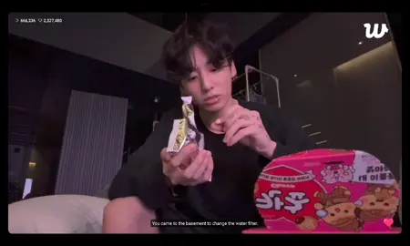 Jungkook Weverse Live today✨🫶 He's looking for his name in the biscuit but he failed again😄❤️ @jungkook  #bts  #bts_official_bighit  #jungkook  #weverselive 