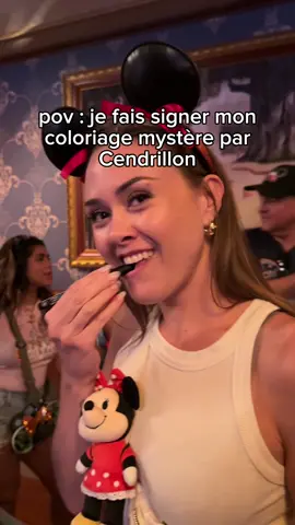 Je fais signer mon coloriage mystère par Cendrillon à Walt Disney World 🩵 Pour ceux qui hésitent à faire les rencontres personnages je vous le conseille vivement ! C’est l’occasion de retomber en enfance 🫶🏻 👑 Tome Princesses - Art Thérapie Hachette @Hachette Heroes @Jeremy MARIEZ  @Disney Parks  #coloriagemysteredisney #coloriage #coloriagedisney #waltdisneyworld #disneycontentcreator   