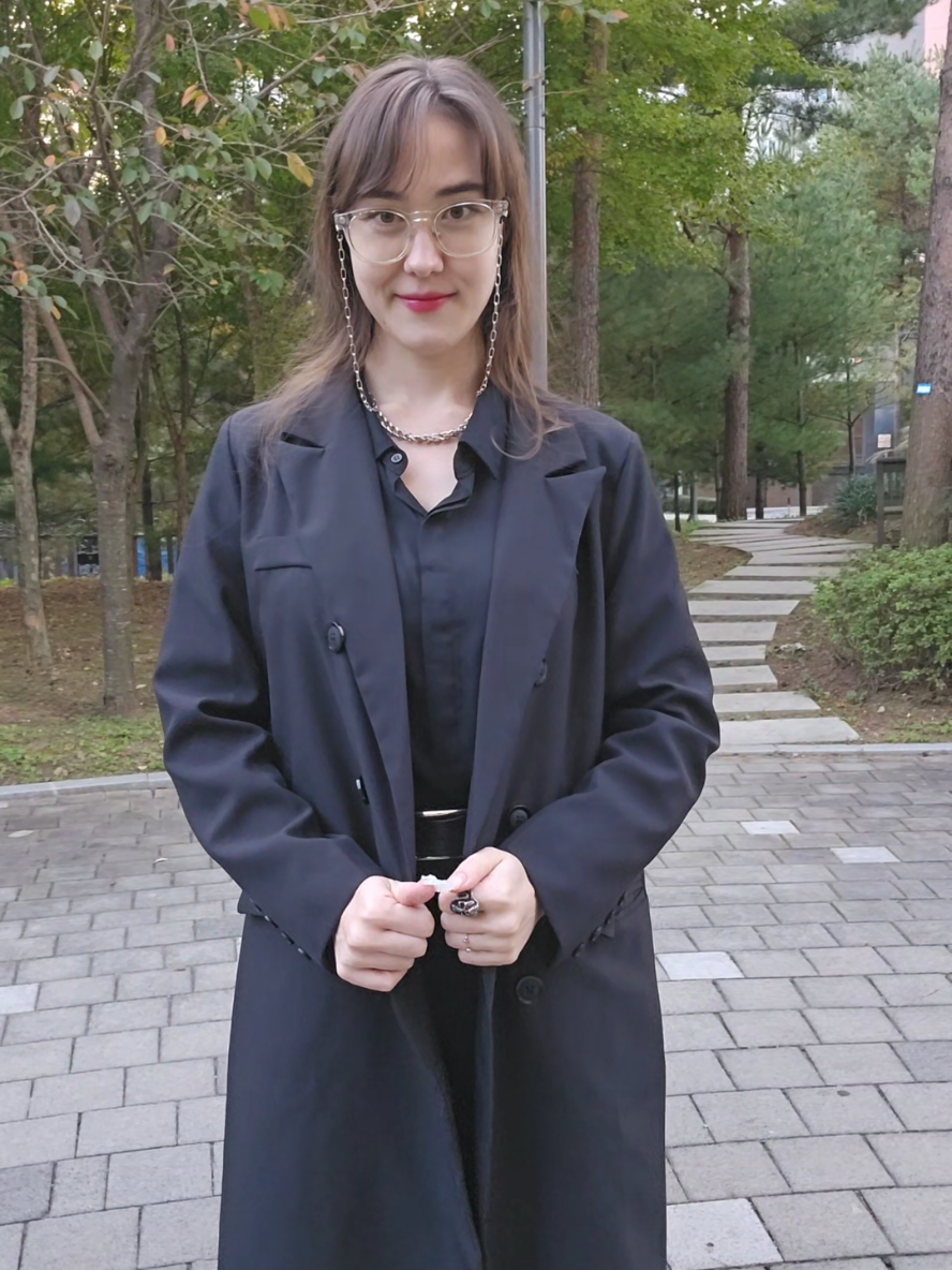 у него свои танцы 