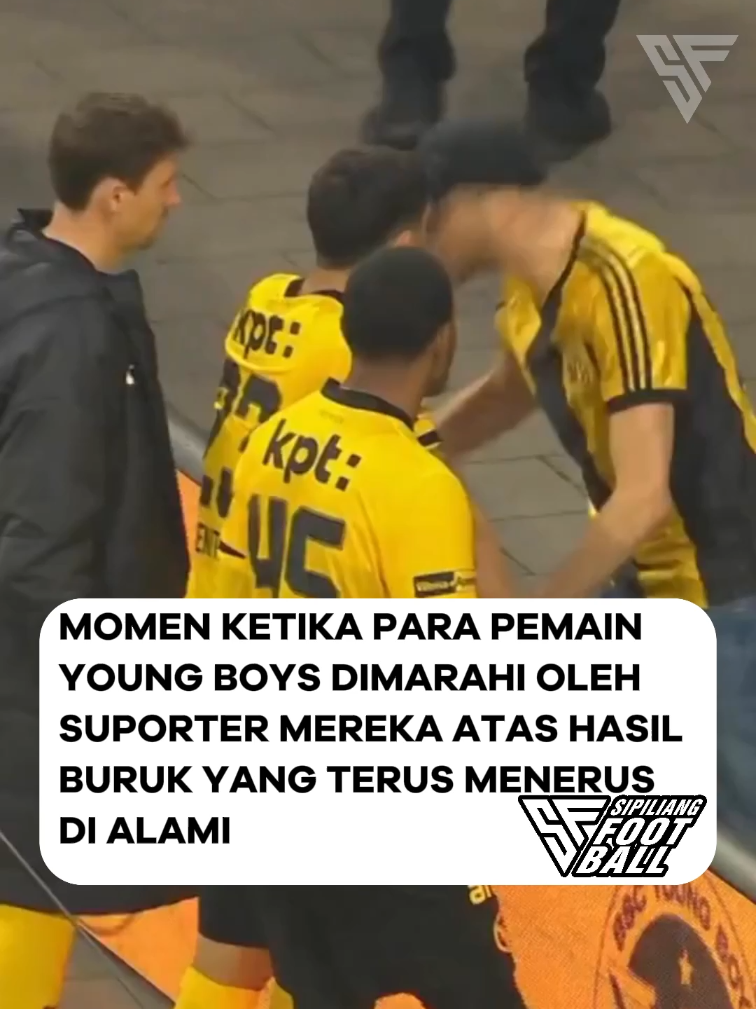 Young Boys, Klub Liga Utama Swiss yang sekarang menempati posisi ke-5 lagi-lagi menelan kekalahan di Kandang mereka sendiri atas Tim tamu St. Gallen dengan Skor 2-1. Seorang perwakilan Fans yang tidak senang dengan hasil tersebut meluapkan kekecewaan-nya kepada para pemain Young Boys, dan para pemain terlihat mendengarkan keluh kesah mereka. Inilah Bukti bahwa para supporter bukan hanya menonton, tapi peduli dengan tim kesayangannya. Jadi memang terkadang bentuk kepedulian itu berbentuk hujatan atau kritik, agar Tim kesayangannya bisa menjadi lebih baik lagi.  Jangan lupa follow akun @sipiliangfootball untuk mendapat update info - info menarik seputar sepakbola.