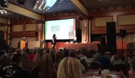 moeder van meisje   Marco borsato  hij is er in geluid 