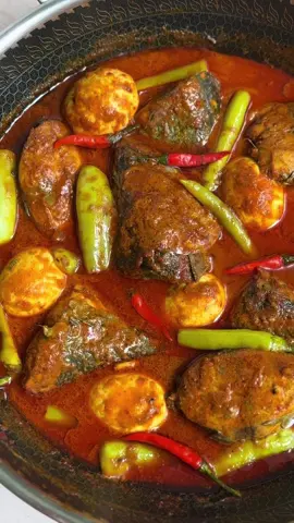 Bahan2 rebusan ikan tongkol: 🐟2 ekor ikan tongkol 🐟5-7 keping asam keping 🐟1 keping besar gula nisan 🐟2 sdb garam 🐟Air secukupnya (paras tenggelam ikan)  Bahan2 kisar: ☀️3 biji Bawang besar ☀️5 ulas Bawang putih ☀️2 inci Halia ☀️3 inci Lengkuas ☀️3 inci Kunyit hidup ☀️1 cawan cili kisar Bahan2 sangai dikisar: 🍂1 sdb Biji ketumbar 🍂1 sdb Jintan manis 🍂1 sdb Jintan putih Bahan2 lain: 🥥1 sdb Biji halba 🥥3 sdb Rempah kari ikan 🥥300ml Santan kotak 🥥Air rebusan ikan 🥥Sedikit garam (hati2 penggunaan garam sebab air rebusan ikan dah berperisa) 🥥Perencah rasa 🥥2 sdb kerisik 🥥Telur rebus 🥥Lada solok 🥥Cili api  #nasidagang #nasidagangterengganu #gulaiikantongkol #teganukite   