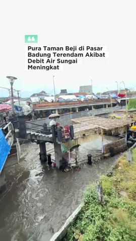 Denpasar, Rabu (29/10/2025) — Hujan deras yang mengguyur wilayah Denpasar menyebabkan debit air Sungai Badung meningkat tajam. Akibatnya, Pura Taman Beji yang terletak di area Pasar Badung tampak terendam air sungai. Air meluap hingga memasuki area pura, membuat sejumlah pelinggih dan bagian halaman tergenang. Kondisi ini menarik perhatian warga sekitar dan para pedagang pasar yang khawatir ketinggian air akan terus bertambah jika hujan kembali turun. #bali #fyp #viral #banjir #sungai 