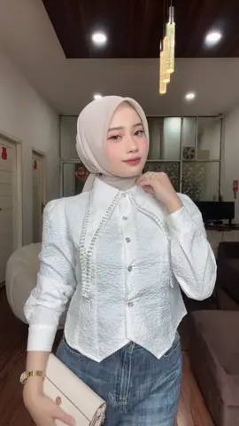 Croptop embos HAGOO paling diminati 🤍 Cutting-nya berkarakter, detailnya lembut, siluetnya manis — menghadirkan pesona yang tenang tapi memikat.  #OOTDInspo #FYPOutfit #croptop #OOTDKekinian #HAGOOLook 