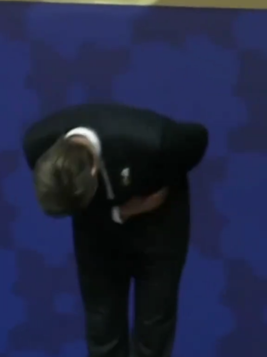 BTS Leader RM Becomes FIRST K-Pop Idol To Address APEC CEO Summit, Delivers Inspiring Speech Thanking ARMYs. BTS leader RM made history as the first K-pop idol to speak at the APEC CEO Summit, inspiring millions with a powerful message about diversity, music, and global cultural unity.RM (trưởng nhóm BTS) trở thành nghệ sĩ K-pop đầu tiên trong lịch sử được mời làm diễn giả chủ đạo tại Hội nghị Thượng đỉnh CEO APEC (APEC CEO Summit). Tóm tắt ngắn gọn như sau: Sự kiện: RM của nhóm BTS tham dự và có bài phát biểu dài 10 phút tại Hội nghị Thượng đỉnh CEO APEC 2025 tổ chức ở Gyeongju, Hàn Quốc. Anh là nghệ sĩ K-pop đầu tiên đảm nhận vai trò diễn giả chủ đạo tại diễn đàn kinh tế quan trọng này. Bài phát biểu của RM tập trung vào 