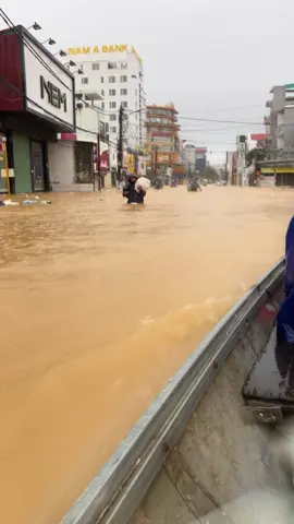 Trung tâm thành phố Huế chiều 29/10. Buổi sáng nước đã rút nhưng chiều lại lên 😓#luluthue 