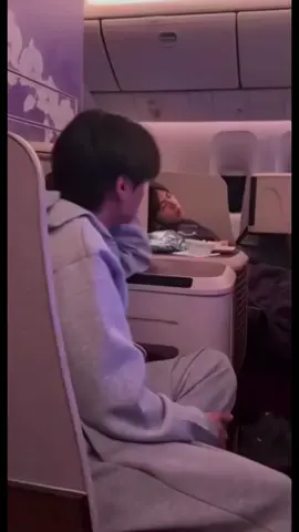 โถ่พี่ต๊อกกนั่งเฝ้าน้องนอน🫳🏻🥺    ไม่เคยเห็นมุมนี้ของพี่เติ้ลเลย ขอให้แป๋วใจอ่อนเร็วๆนะพี่เติ้ล #tle_mtm #firstone_wnk #tlefirstone #อยู่คนเดียวสบายใจกว่า 