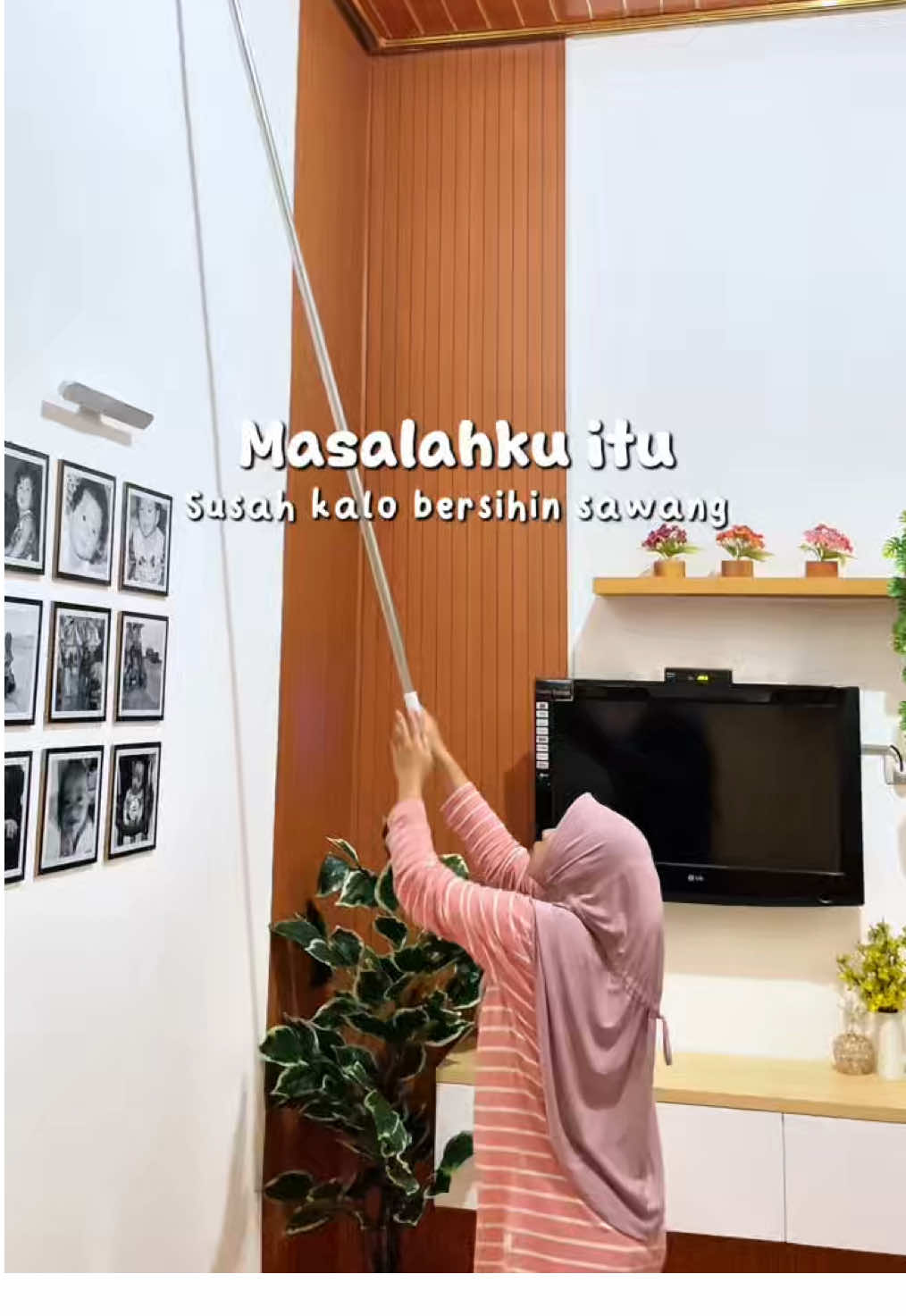 Sejak punya sapu plafon ini aku udah gak repot naik-naik kursi kalo mau beraihin sawang 🤭 #sapusawang #sapusawangpanjang #sapusawang2meter #kemocengpanjang #sapupanjang 