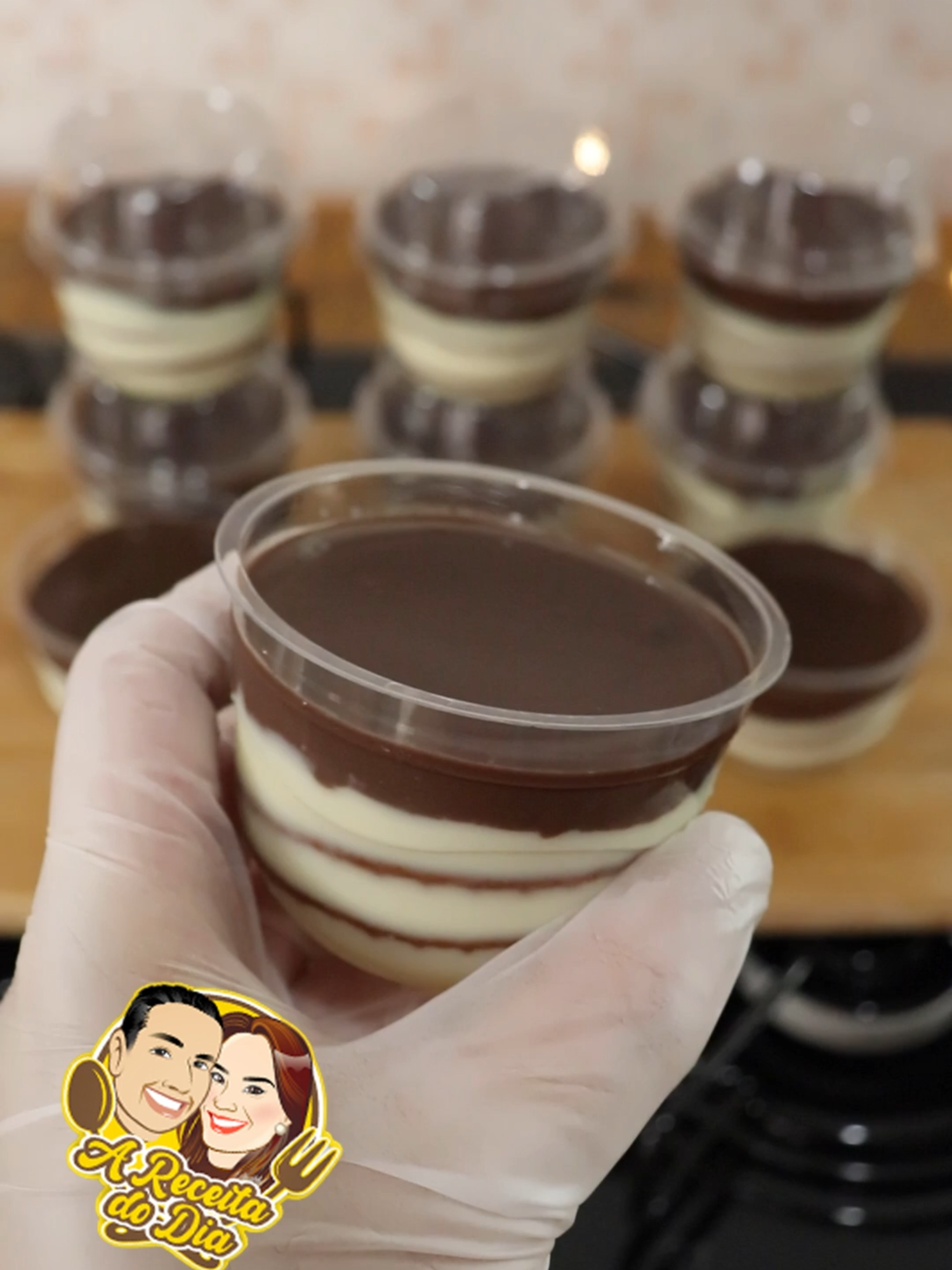 🟡 INGREDIENTES DESTA RECEITA: 1 caixinha de leite condensado 395g 2 caixinhas de creme de leite 200g cada 1 gema 1 colher de chá de essência de baunilha 100g de bolacha Maria  Para ganache: 200g de chocolate 1 caixinha de creme de leite  *Medida do potinho: 110ml *Assista para ver o modo de preparo #sobremesa #sobremesafacil #sobremesasrapidas #domingo #fds #cozinha #receita #receitafacil #receitasfaceis #receitasimples #foryou #areceitadodia #fy