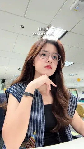 sebuah work balance 🤪.. anyway jadi maunya pake kacamata atau engga nih bang afgan? #officelife #dailyvlog #kacamatamoo 