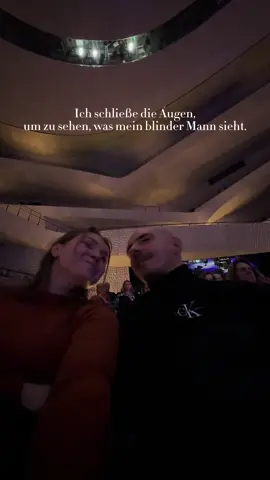 Ich möchte wahrnehmen, wie er sieht? Also müssen die Augen zu sein - denn in dem dunklen Saal der Elbphilharmonie hat Niko nichts mehr gesehen 👀🧡 Ab und zu möchte ich einfach fühle, was er fühlt & sehen, was er sieht 🦯 #blind #couplegoals #LoveIsLove 