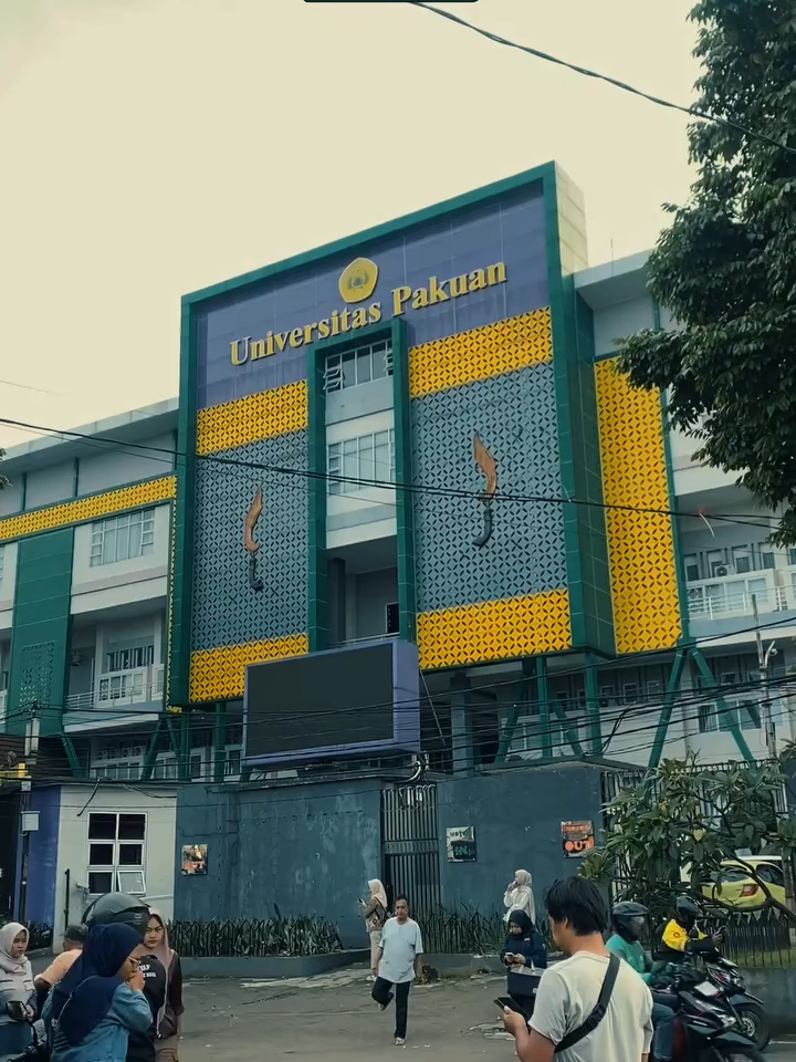 Bukan sekedar tempat belajar, ada pengalaman yang berkesan, keseruan bareng teman2, patah hati paling trauma, sampe ketemu yang sekarang jadi jodoh tuh memorable banget di tempat ini.. _ Warlok Bogor - The power of netizen. _ Tekan tombol Follow untuk informasi & hiburan warga lokal! _ #wargalokalbogor #viralbogor #beritabogor #warlokmedia #warlok #WarlokBogor