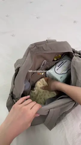 Super lightweight and spacious 🤎✨🍼 and the waterproof compartment is amazing 🐐#bagsmart #diaperbag #mombag #momlife #dufflebag 