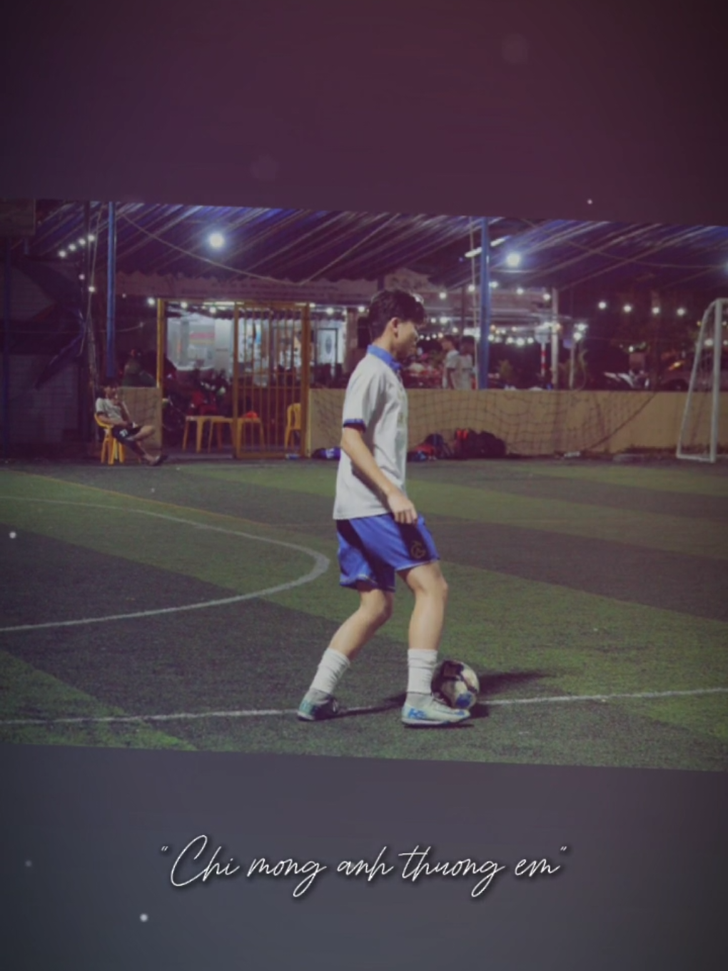 Lê Nguyên Kha (9A1,THCS FPT Đà Nẵng), anh luôn biết cách làm bùng nổ mọi trận đấu bằng lối chơi đầy kỹ thuật và sự tinh tế. Điểm mạnh nổi bật nhất của anh chính là tư duy chơi bóng sắc bén và khả năng điều tiết nhịp độ trận đấu tuyệt vời.Là một tiền đạo tài năng với tốc độ bùng nổ và khả năng dứt điểm sắc bén đa dạng, khiến anh trở thành sát thủ vòng cấm đích thực. Anh di chuyển không bóng thông minh, luôn biết cách tìm khoảng trống để tạo ra nguy hiểm. Không chỉ ghi bàn, Kha còn xuất sắc trong việc tì đè và làm tường, hỗ trợ đồng đội. Sự toàn diện và lạnh lùng của Kha hứa hẹn một tương lai rất sáng lạn.Admin chúc Kha 8386,luôn thành công trong việc học tập và hành trình đá bóng của mình #bongda #viral #frogfccute #football #xuhuong 