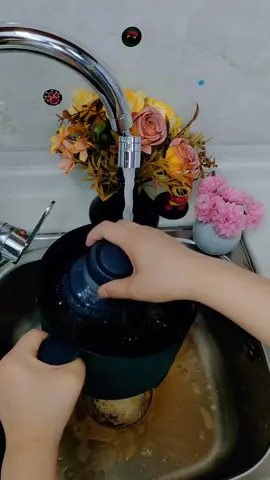 This automatic liquid-filled pot washing brush can be filled with detergent in the handle. It is easy to use and can clean the pot without hurting your hands. #kitchen