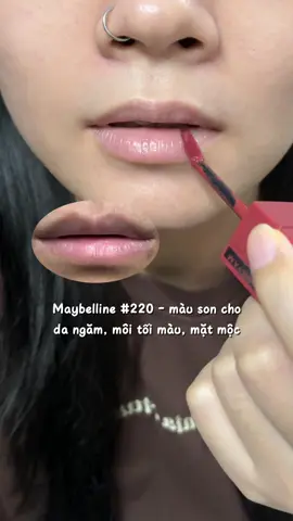 Đỏ đất có thể pha xíu cam tuỳ nền môi. Màu set lại có thể trầm hơn trên môi tối nhưng kh ngả tím, che viền tham khá tốt. Đỏ này dễ dùng ko kén da, màu khá đậm nên gạt son trc khi đánh là siu đẹpp #muoithandzu #maybelline #maybellinevinylink #maybellinevn #sonbong 
