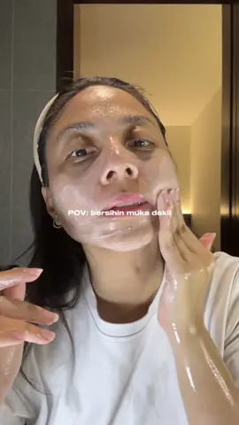 satisfying bgt feelnya auto kinclong tiap bersihin muka pake ini ✨ #wardahfacialwash @Wardah Beauty 