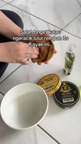 Duh jangan lagi deh salah cara ngeraciknya😣 Sudah pernah cobain Lulur Hitam 3s dan Lulur Rempah 3s gak kalian? Kalo belum, kalian bisa pesan melalui keranjang kuning yang disematkan atau melalui Live di Tiktok 3sshop yaa✨ #3S #SmoothShineStunning #lulurrempah3s #lulurpemutihbadan #lulurhitam3s 