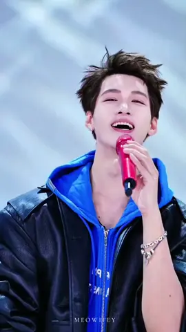 Feels like listening to a 5 year-old son singing in kindergarten haha😂🤭 #卡其喵h131 #kaqimiao #singer #trending #fyp 