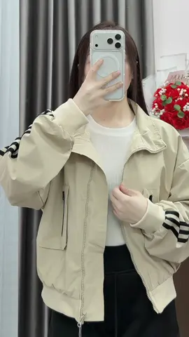 Áo khoác gió lót lông phối sọc #aokhoacgio #aokhoacgiolotlong #aokhoacnu #thoitrangnu #xuhuong 