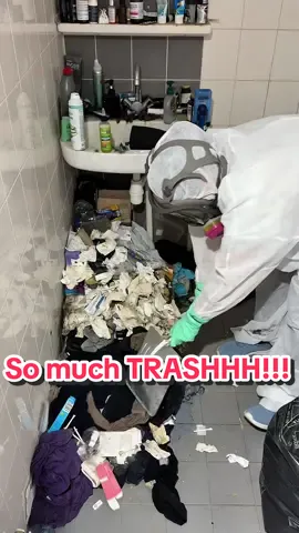 Ad’ Let’s clean this trash filled apartment with the girls @Anna Dobber @roseamsterdamNL @Coline_Cleans and @cleankoala_nl Use my code Yasmin10 for an extra discount on top of the pre Black Friday sale. Link in bio! #CleanTok #cleantiktok #cleaning #cleaninghacks #cleaningtips 