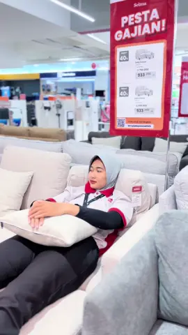 Lah emangnya kita jual apa? 🤔 Jelas bukan janji manis, tapi furniture yang bikin rumah makin nyaman dan estetik! 🛋️✨ Dari kursi yang empuk, meja yang kuat, sampai lemari yang tahan lama — semua ada di sini. Nggak perlu bingung cari suasana baru buat rumah, tinggal ubah furniture-nya aja 😍#selmaindonesia #selmapamulang #solusiisirumah 