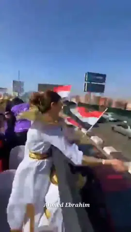 شباب مصر على الأتوبيسات المكشوفة، حاملين علم مصر بفخر، بيروّجوا للمتحف المصري الكبير 🇪🇬👑🔥 من قلب شوارع مصر .. رسالة واحدة 