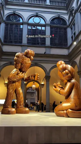 #Kaws installation opens today at Palazzo Strozzi in Florence📍 Two wooden figures over 6 meters tall reinterpret the theme of the annunciation in a contemporary key. Kaws did so through the two characters COMPANION and BFF, portrayed while interacting with their phones. The installation is on display in the courtyard of Palazzo Strozzi until January 25, 2026. Do you like it? #florence #installation #streetwear #artgallery 