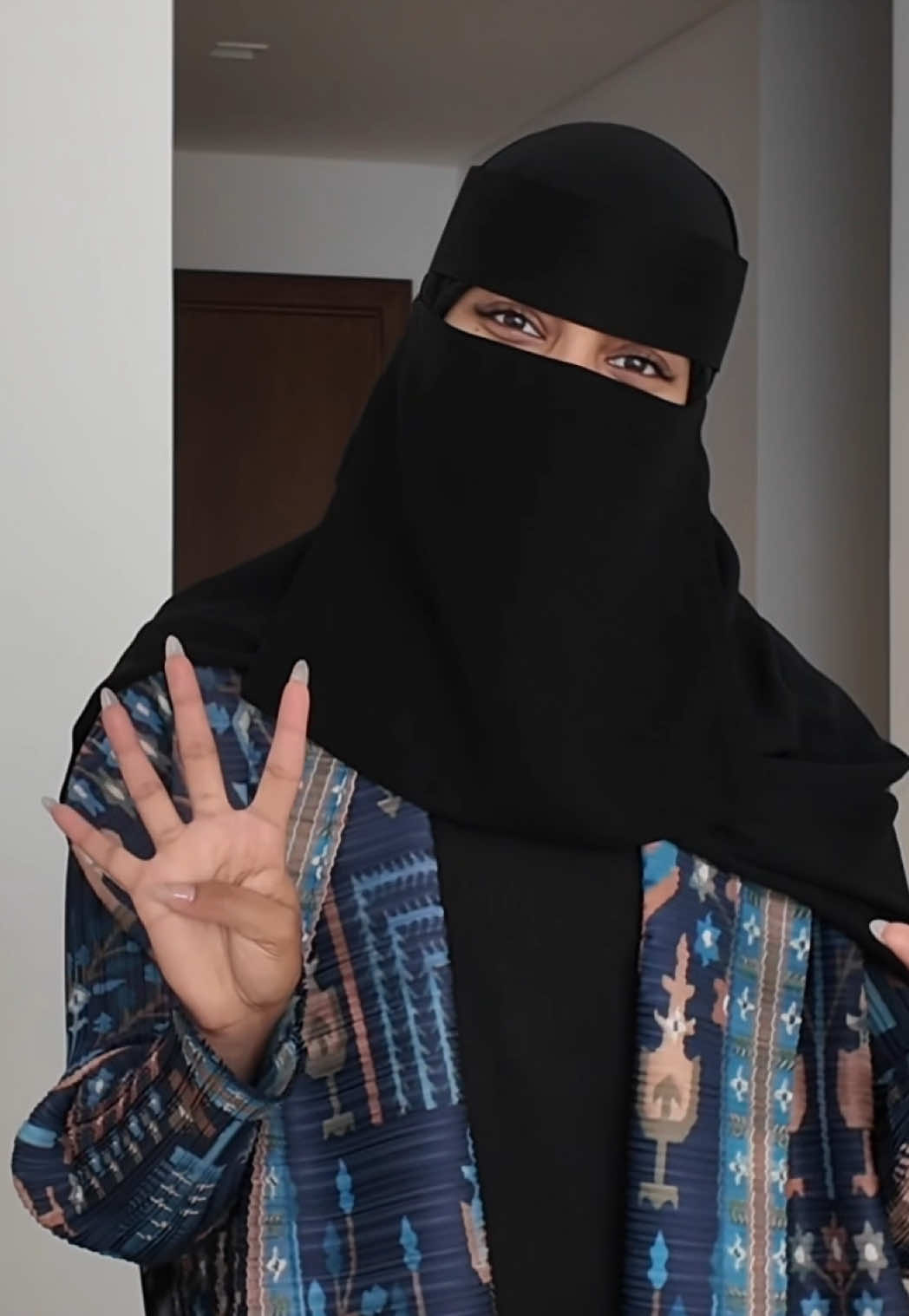 المودل اللي راح تكتسح الساحة، الجهاز نينجا سلاشي (لأنكم كلكم تعرفوا إني أنا أصلا مودل)، الجهاز اللي راح يخليكم تتلذذوا بنكهات ثلجية بارده تسرسح! اخيراً لقيت ألف طريقة عشان اسوي البروتين حقي و ايس كريم بفواكه أنا غسلها و أجهزها بنفسي، (هذا غير أني صرت العمة المفضلة لكل بزارين العيلة) 😂 @Ninja Kitchen Middle East  #ninjakitchen #theoriginalninjaslushi #chill_your_way #روقان _على_مزاجك