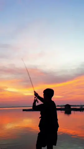 Something in the orange 🎣🌅 #mancingvibes #mancing #castingfishing🎣 #foryoupage #masukberanda 