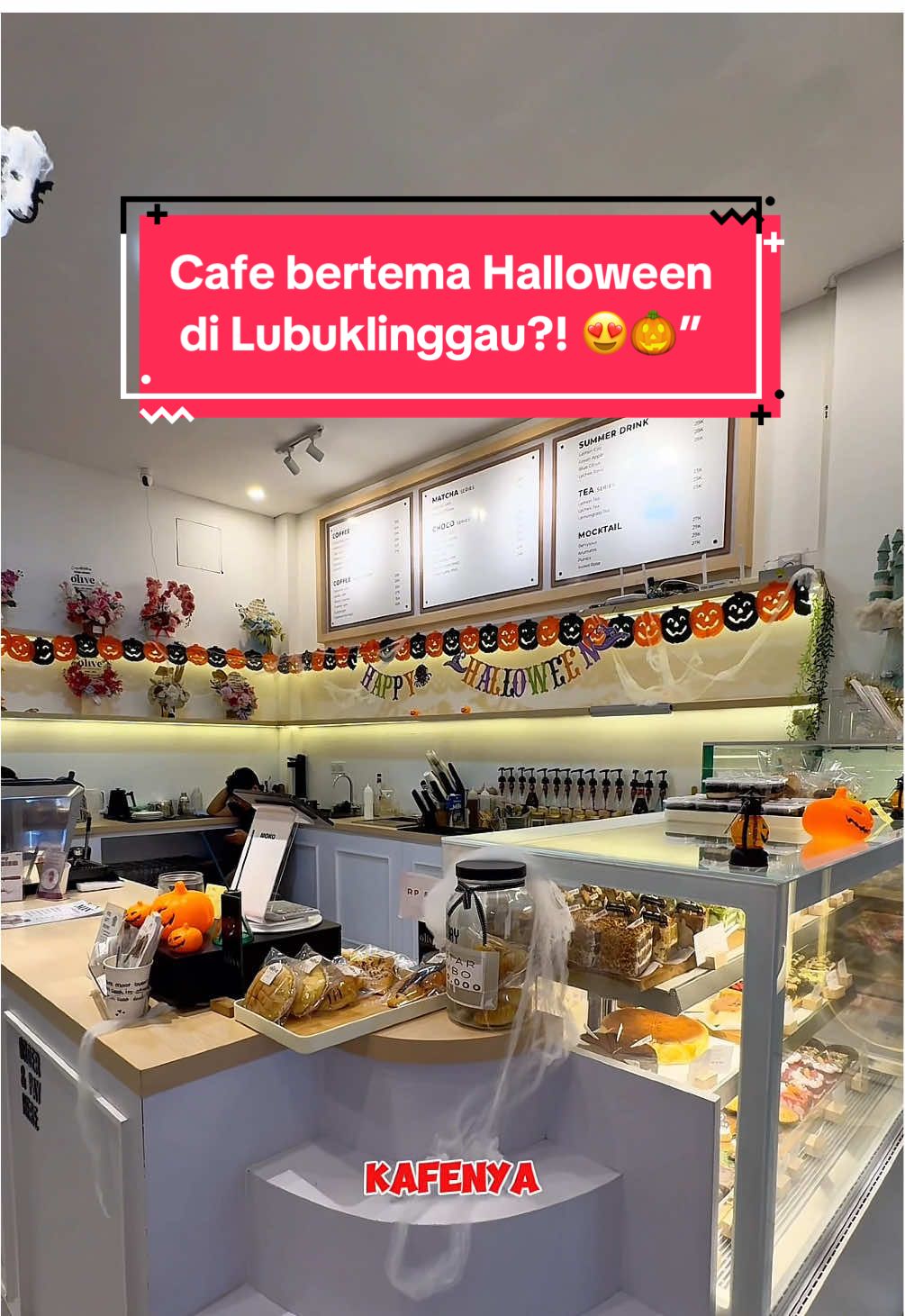 🎃 Kalian tau gak kalau di Lubuklinggau ada café dessert dengan tema Halloween yang super estetik dan manis banget?! 😍 Cobain nongkrong di Olive Caffe Bakery & Dessert, tempatnya cozy, full AC, free WiFi, dan banyak spot foto kece 📸🍰 Biar liburanmu makin lengkap, nginep aja di RedDoorz Syariah Wisma Watervang Lubuklinggau 🏨 Pesan lewat aplikasi RedDoorz dan pakai kode promo “YUKNGINEP” biar makin hemat 💸 #RedTravelers #YUKNGINEP #RedDoorz #BukaSemuaPintu #olivecafelubuklinggau 