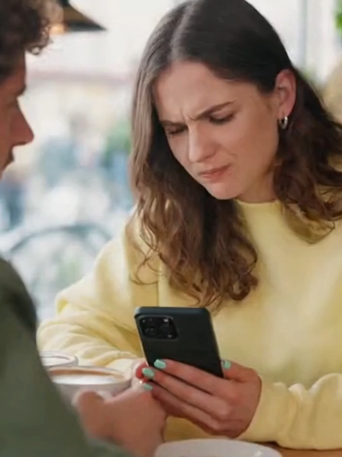 Nowy smartfon ma wszystko. Ale barszczu dalej nie ugotuje. 🤷‍♀ #smartlife #humor #technologia #AI