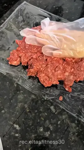 Rocambole de Carne Moída 600g carne moída (usei acém, mas pode ser patinho ou musculo) 6 fatias de muçarela (90g) 80g requeijão cremoso light ¡ Rendimento: 6 porções Cada porção: 135 kcal | 0g carbo 125g prot 14g gord Armazenamento: geladeira até 3 dias ou freezer por até 30 dias #emagrecimento #emagrecercomsaude #receitas #dietasemsofrer Quer mais Receitas como essa? Clique no Link da minha Bio e lá você terá acesso a todas as Minhas Melhores Receitas Secretas e gostosas que me ajudaram a Eliminar 15Kg em menos de 1 mês ...