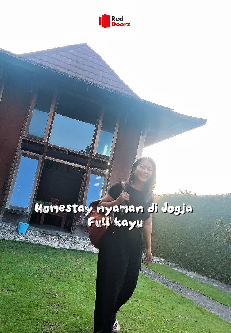 Traveling ke Jogja ya harus nginep ke homestay yang Jogja banget, full kayu dan nyaman  Booking langsung diaplikasi RedDoorz pakai kode YUKNGINEP biar makin hemat. #RedTravelers #RedDoorz #BukaSemuaPintu #travelingjogja #nginepdijogja 