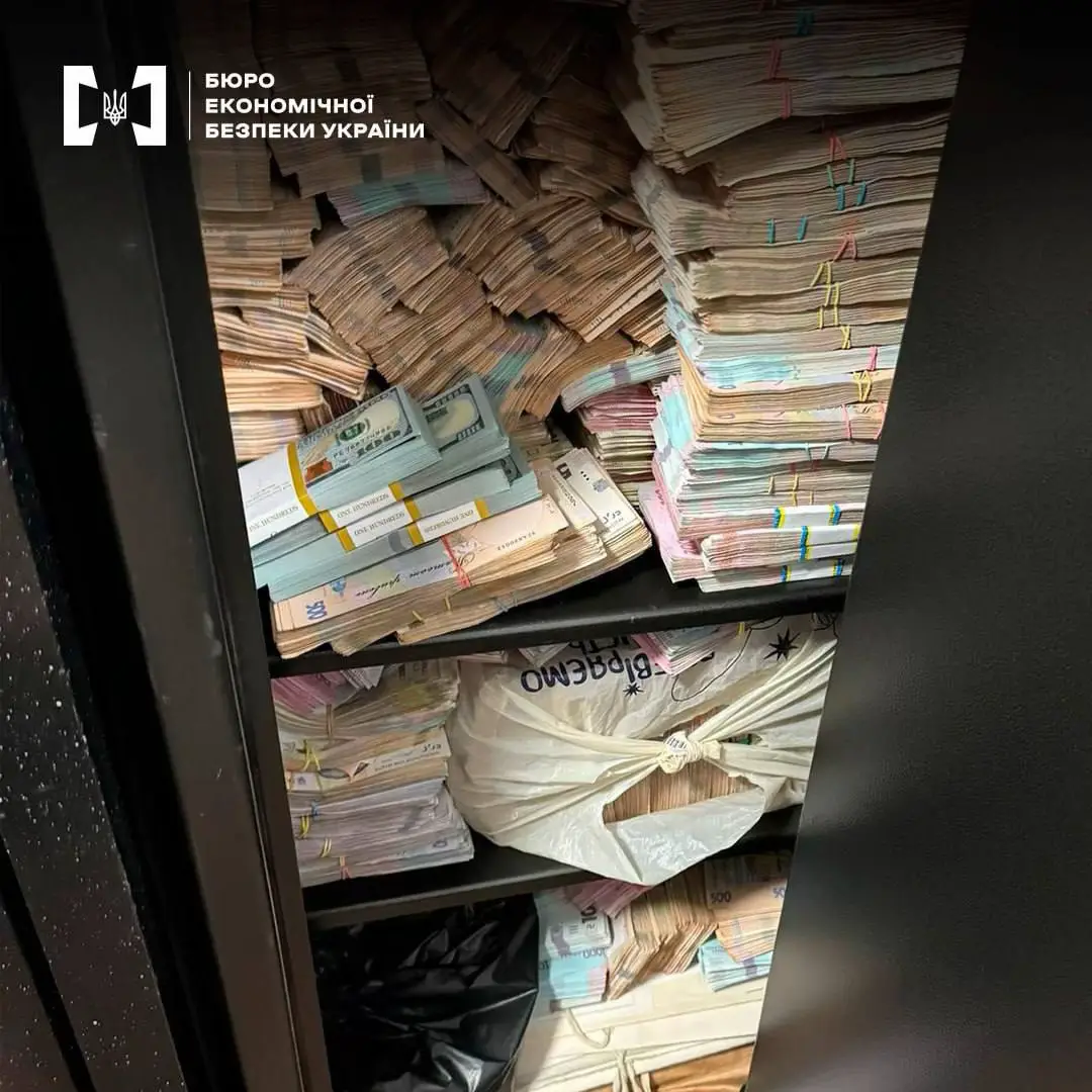 Времена прекрасные, времена опасные.  В Харькове 3 типа в военной форме запаковали человека в бус, помяли, напугали оружкой и разгрузили на 15к евро и 87к в крипте. Высадили в селе 