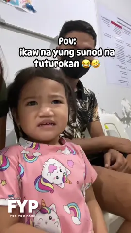 POV: ‘YUNG KABADO KA NA SA TUROK TAPOS INALASKA KA PA NG TATAY MO  Halata ang kaba sa mukha ni Baby Ysabelle habang sila ay nasa clinic. “Actually pangatlong turok na niya ‘to, nakalmot kasi siya ng pusa. Alam na niya na masakit ang pakiramdam kaya siya kinakabahan. Tapos inaasar pa siya ng papa niya kaya nahampas niya. Pinagsabihan ko naman siya pagkatapos,” kwento nito. Matapos naman daw maturukan si baby, nag-sorry rin ang bata sa ama. #FYP