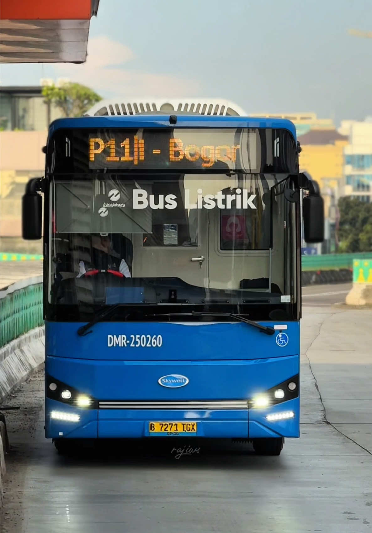 uji coba bus listrik di P11: Blok M - Bogor 🫵😎⚡️🔥💙 #transjakarta #transjakartaシfyp #buslistrik #damri #busway 