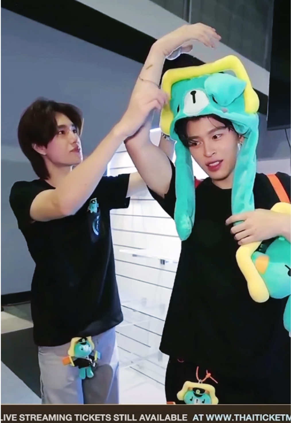 やべぇオタクみたい😂Pondはいつも優しいなぁ🥰 #Permpoon #pondphuwin  #ppnaravit  #phuwintang  #PondPhuwinFanconLIVE