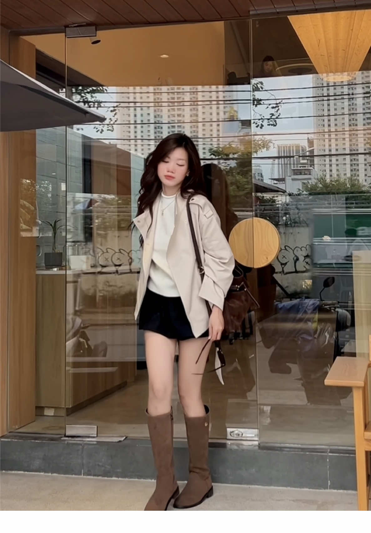 Có thể là lạnh cả người trừ đôi chân ra 🧏🏻‍♀️ #outfitideas #fyp #viral #xuhuong #OOTD  