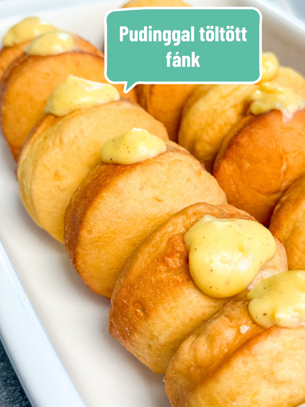 Puha, foszlós fánk vanília pudinggal töltve 🍩✨ A házi krém a legjobb rész – egyszerűen imádni fogjátok! Hozzávalók: Fánk: 50 g cukor 190 ml víz 1 tk. száraz élesztő 3 db tojás 500 g liszt 1 tk. só 1 l olaj a sütéshez Puding: 80 g cukor 1 tk. vanília őrlemény 40 g keményítő 4 tojássárgája 500 ml tej 50 g vaj #fyp #sobors #őszirecept #puddinggaltöltöttfánk #vaniliasfank