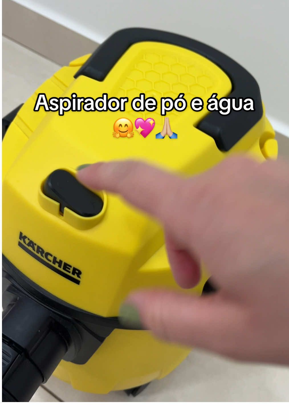 Esse aspirador 3 em 1 da karcher foi o melhoooor custo benefício da minha casa, super barato!!!! Eu uso mais pra lavar banheiro e cozinha, moro em ap, então não posso ficar jogando muita água, mas com esse aspirador nunca mais tive problema!!!! #aspirador #aspiradordeagua #karcher #donadecasa 